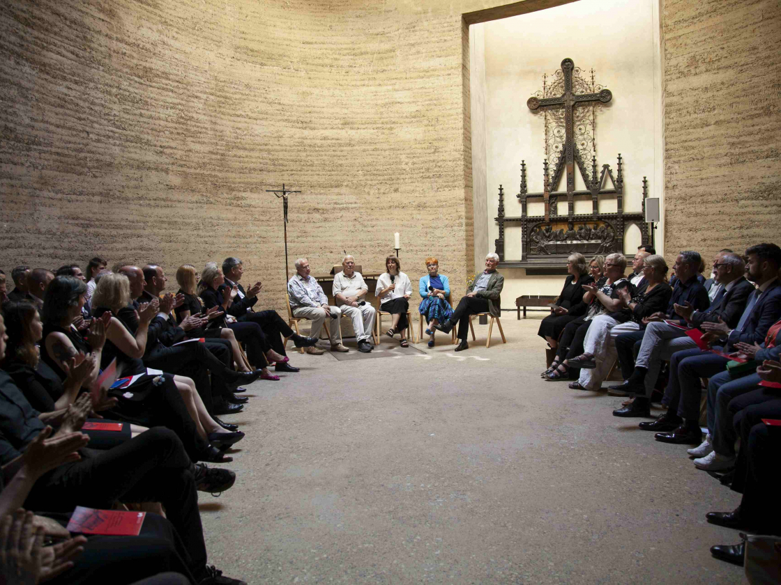 Publikum in der Kapelle zur Gedenkverantsaltung anlässlich des 63. Jahrestags des Mauerbaus